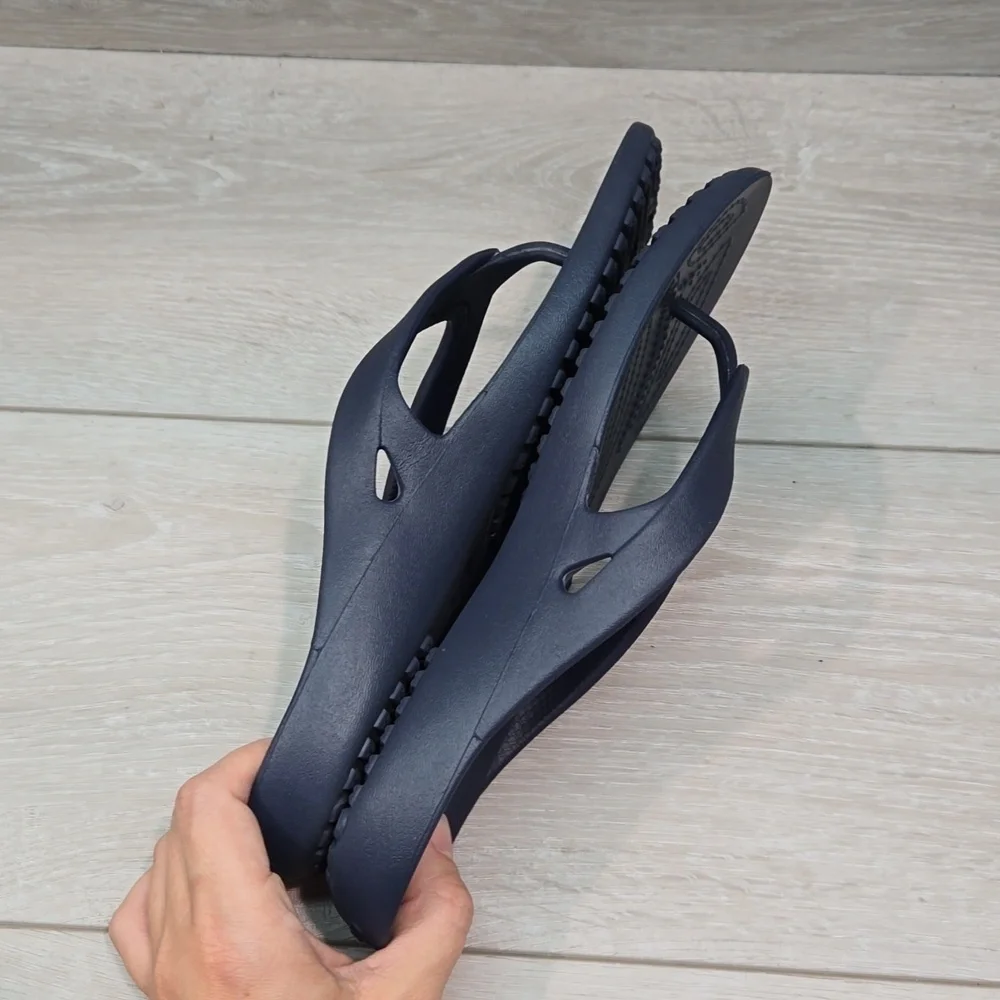 Crocs Women Outdoor Thong Flats rubber sandals shoes sz 8